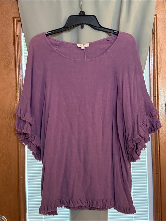 Umgee Tops - Umgee top size medium, raw hem, short sleeves.